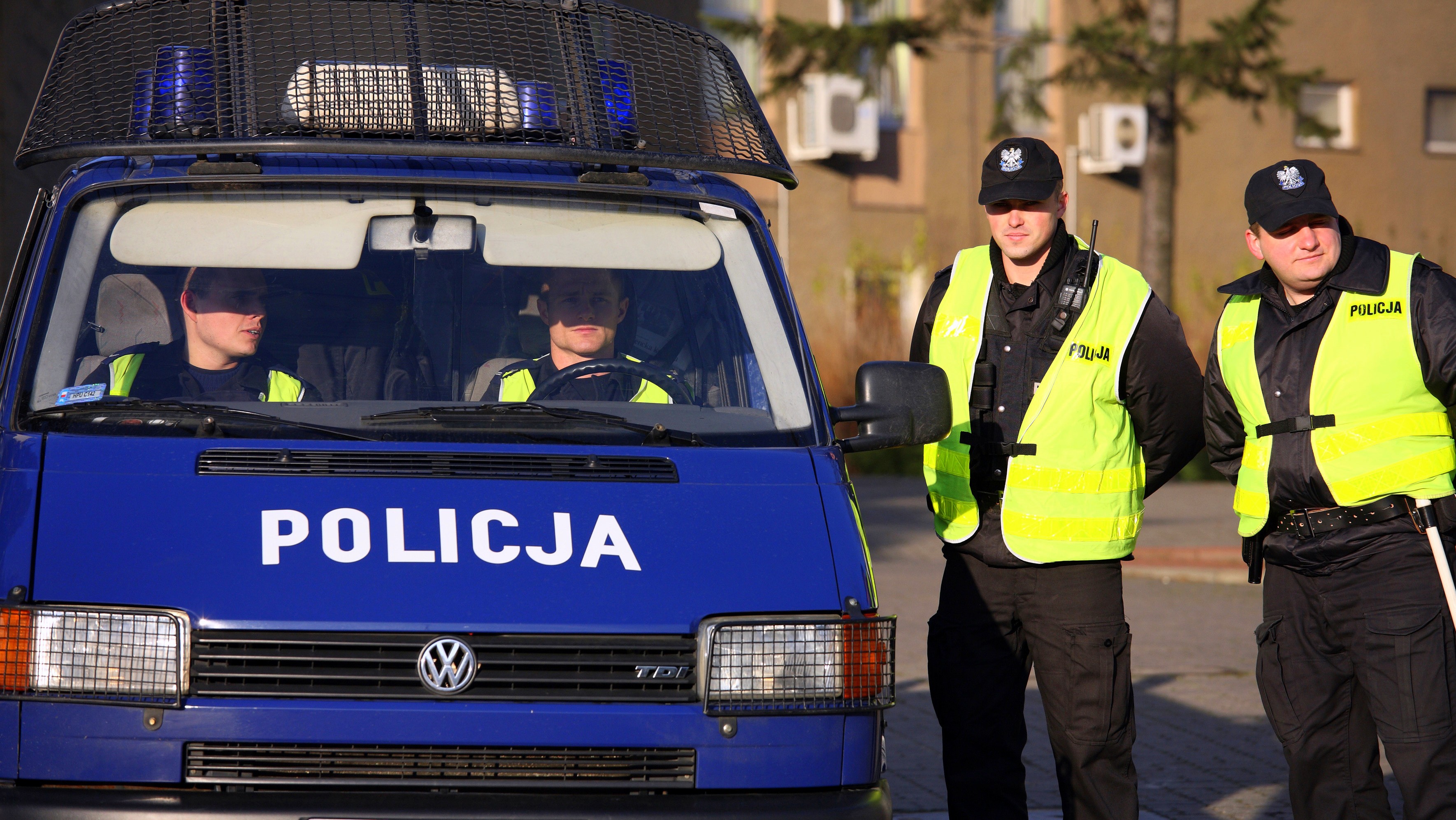 Poľsko_polícia_policajti pri aute_ilustračný záber_policajné auto